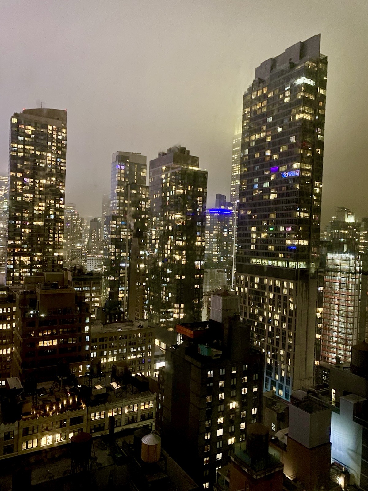 vue en hauteur sur new york city la nuit