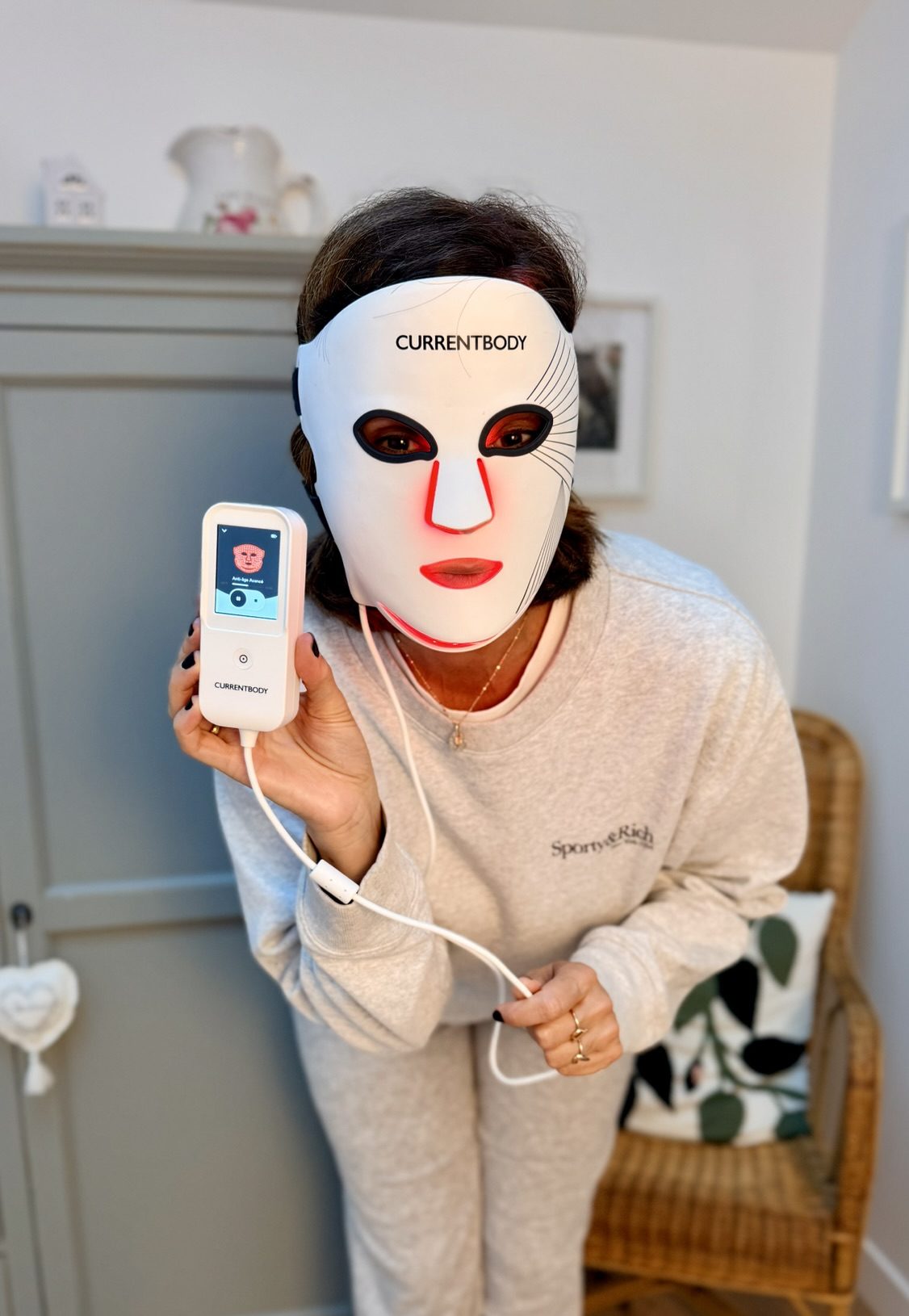 femme avec masque led sur le visage